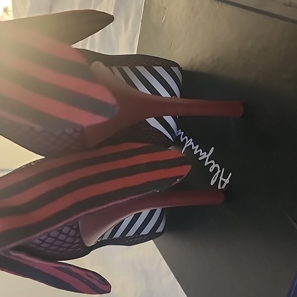 New in box Alejandra G. Platform Fishnet Burgundy Heels - Picture 5 of 11